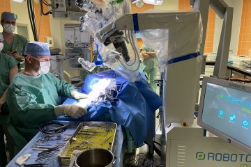 „Robotizované rameno se speciálním mikrodržákem dokáže postupovat mimořádně malou rychlostí a prodloužit implantaci na dobu přesahující deset minut. Doba operace je tak prodloužena, což ale představuje benefit, který je ve prospěch pacienta a zachování jeho reziduálního slyšení,“ naznačuje Jan Bouček (na snímku) Foto: archiv FN v Motole