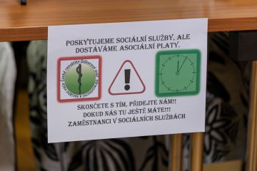 Tisková konference Odborového svazu zdravotnictví a sociální péče, 30.7.2024 s podtitulem "Pět minut po dvanácté" - transparent, foto: OSZSP