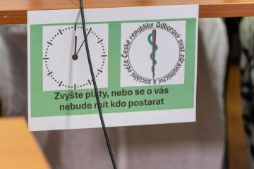 Tisková konference Odborového svazu zdravotnictví a sociální péče, 30.7.2024 s podtitulem "Pět minut po dvanácté" - transparent, foto: OSZSP