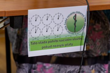 Tisková konference Odborového svazu zdravotnictví a sociální péče, 30.7.2024 s podtitulem "Pět minut po dvanácté" - transparent, foto: OSZSP