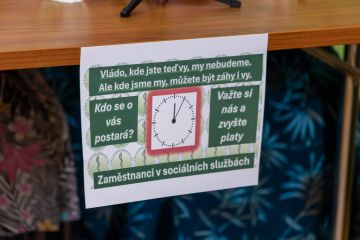 Tisková konference Odborového svazu zdravotnictví a sociální péče, 30.7.2024 s podtitulem "Pět minut po dvanácté" - transparent, foto: OSZSP