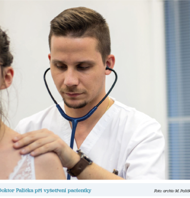 Doktor Palička při&nbsp;vyšetření pacientky