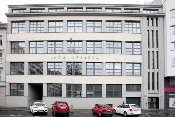 O zakoupení nové budovy pro administrativu a vzdělávání České lékařské komory rozhodl na podnět prezidenta ČLK Milana Kubka sjezd komory v listopadu 2016. V týdnu od 8. listopadu 2021, tedy pět let poté, se kanceláře centrálních orgánů stěhují. Foto: Jiří Koťátko