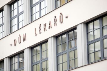 Ačkoli má Česká lékařská komora sídlo v Olomouci, kanceláře centrálních orgánů jsou z větší části v Praze. Doposud byly v prostorách v Lékařské ulici na Praze 5, které sice vyhovovaly stávající administrativě, ale neumožňovaly rozšíření vlastních kapacit pro vzdělávání. Právě vybudování vzdělávacího centra je hlavní přínos nového Domu lékařů. Foto: Jiří Koťátko