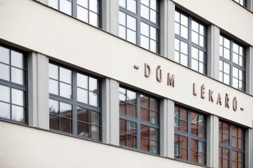 V listopadu 2017 podepsalo vedení ČLK kupní smlouvu na nemovitost v Drahobejlově ulici na Praze 9 o pěti podlažích a sklepu, celkem necelých 3000 metrů čtverečních. Kupní cena nemovitosti byla 97 milionů korun, z toho 57 milionů pokryla ČLK úvěrem na 15 let s úrokovou sazbou 1,64 % ročně. Foto: Jiří Koťátko