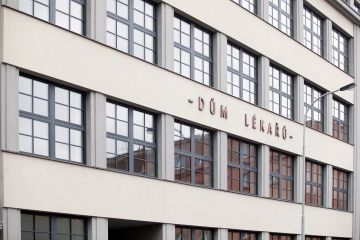 V listopadu 2019 byla zahájena rekonstrukce domu podle návrhu architekta Jiřího Rymeše společností Termitan s předpokládanou cenou 70 milionů korun, z toho 50 milionů financuje ČLK úvěrem na 15 let s úrokovou sazbou 2,34 %. Rekonstrukce byla dokončená v listopadu 2020, následně probíhalo vybavování prostoru. Foto: Jiří Koťátko