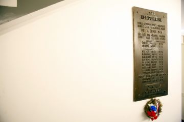 Dům lékařů byl původně oděvní továrnou Triola. Hned za vchodem je na zdi umístěná pamětní deska, která připomíná zaměstnance Trioly, kteří zahynuli během náletů na Prahu v únoru 1945 a v Berouně v dubnu 1945. Foto: Jiří Koťátko