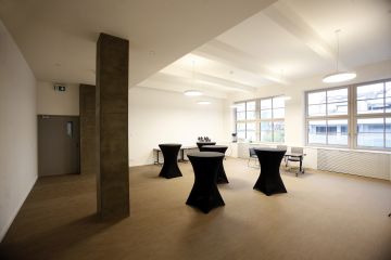 Z foyer, které slouží i pro občerstvení, se vchází do samostatné učebny pro 50 lidí. Foto: Jiří Koťátko