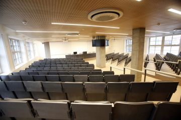 Zadní sedačky v aule jsou umístěné stupňovitě pro zajištění dobrého rozhledu i v posledních řadách. Foto: Jiří Koťátko