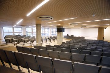 Jednou z dominant přednáškového sálu jsou původní nosné sloupy. Ty, které zasahovaly do přední části sálu, byly odstraněny a nahrazeny novou nosnou konstrukcí v jiných patrech. Foto: Jiří Koťátko