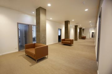 Ve druhém patře se na jedné straně vchází z chodby do dalších učeben a na druhé do kanceláří. Foto: Jiří Koťátko