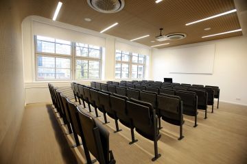 Je tu druhá učebna pro 50 lidí, podobná té v prvním patře. Foto: Jiří Koťátko