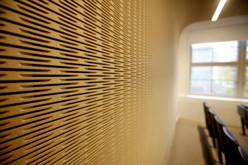 Stěny poslucháren jsou vybaveny akustickými materiály. Ve všech sálech je samozřejmým vybavením audiovizuální technika. Foto: Jiří Koťátko