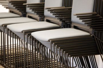 Kromě toho je ve druhém patře také variabilní místnost, která se dá rozdělit na dvě, a má plně flexibilní vybavení. Může sloužit jako zasedací místnost, běžná učebna, nebo mohou být stoly třeba umístěné uprostřed pro praktickou výuku. Foto: Jiří Koťátko