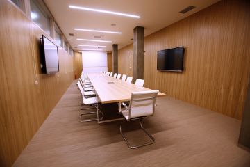 Kanceláře prezidenta a zaměstnanců komory jsou po stranách, uprostřed je zasedací místnost, kde se mimo jiné už konalo zasedání představenstva komory. Foto: Jiří Koťátko