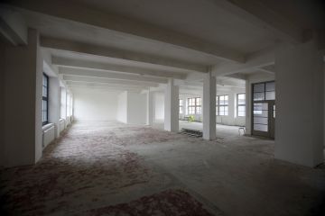 V přízemí Domu lékařů jsou rozlehlé prostory určené ke komerčnímu pronájmu, suterén pro archiv ČLK a zvýšené přízemí se služebním bytem se dvěma ložnicemi pro příležitostné ubytování pro mimopražské funkcionáře. Foto: Jiří Koťátko