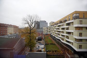 Vyhlídka z horního patra. Kromě ní má ČLK díky novému Domu lékařů také vyhlídku, že už nebude dávat ročně zhruba 750 tisíc za pronájmy na vzdělávací akce a 18 tisíc za archiv, naopak může sama získat finance z komerčního pronájmu přízemí, z pronájmu kanceláří a učeben, a zvýšit příjmy ze vzdělávacích akcí. Komora připravuje prodej služebního bytu na Praze 5 minimálně za 9,7 milionu korun (v roce 2011 jej komora koupila za 4,3 milionu korun). A také prodej kanceláří na Praze 5 o rozloze 558 metrů čtverečních, oceněných v roce 2017 realitní kanceláří na 27,5 milionu korun. Foto: Jiří Koťátko