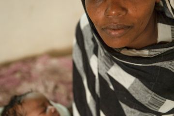 Khadija má nemocné dítě. Do Dadábu přišla před deseti lety, protože v Somálsku neměli co jíst a situace v zemi byla nejistá©Charlie Kimilu_Lékaři bez hranic