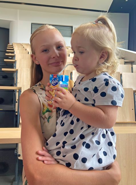 Madlenka se&nbsp;svou starší sestrou v&nbsp;polovině letošních prázdnin, kdy už se&nbsp;jí dařilo dobře