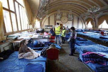 Omšelé secesní prostředí nádraží  příliš útulné není, pozitivní přístup dobrovolníků to ale kompenzuje.  Foto: Jiří Koťátko