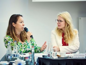 Michaela Šebelová, Barbora Dubanská. Debata Přístup k umělému oplodnění – Čas na legislativní změnu. Foto: Rud Pedersen