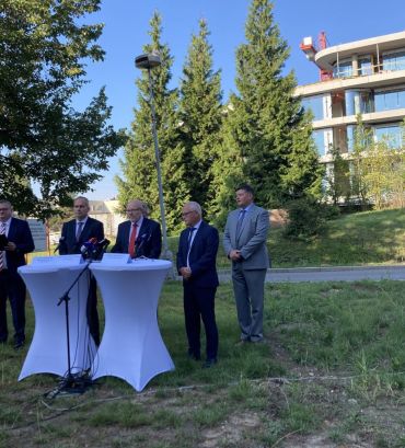 Ministr zdravotnictví Vlastimil Válek oznamuje spojení dvou sousedících nemocnic do nové Fakultní nemocnice v Motole a Na Homolce. Foto: MT