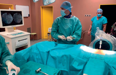 MUDr. Tomáš Novotný, Ph.D., přednosta Ortopedické kliniky Masarykovy nemocnice Krajské zdravotní, a.s., v Ústí nad Labem při ortopedickéa operaci kolenního kloubu.