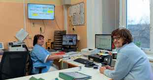 Nad lůžkovým oddělením bdí staniční sestra Hana Černá s dlouholetými zkušenostmi v infekčním ošetřovatelství, zde ve službě se zdravotní sestrou Zdenkou Matuškovou.