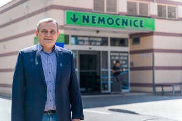 „Akreditace nemocnic pro postgraduální vzdělávání by se měly zrušit. Kdo je kompetentní tu péči poskytovat, ať je i kompetentní vzdělávat – tečka,“ říká ředitel jablonecké nemocnice MUDr. Vít Němeček