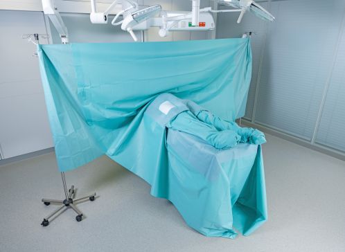 Obrázek 1: Rouška se&nbsp;dvěma integrovanými návleky na&nbsp;končetiny