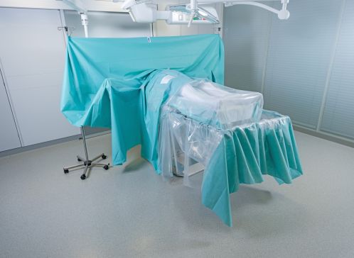 Obrázek 2: Rouška s&nbsp;transparentní fólií v&nbsp;oblasti končetin 