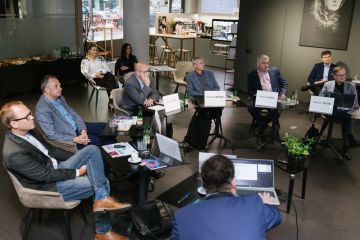 Expertní tým u kulatého stolu, zdroj: MT