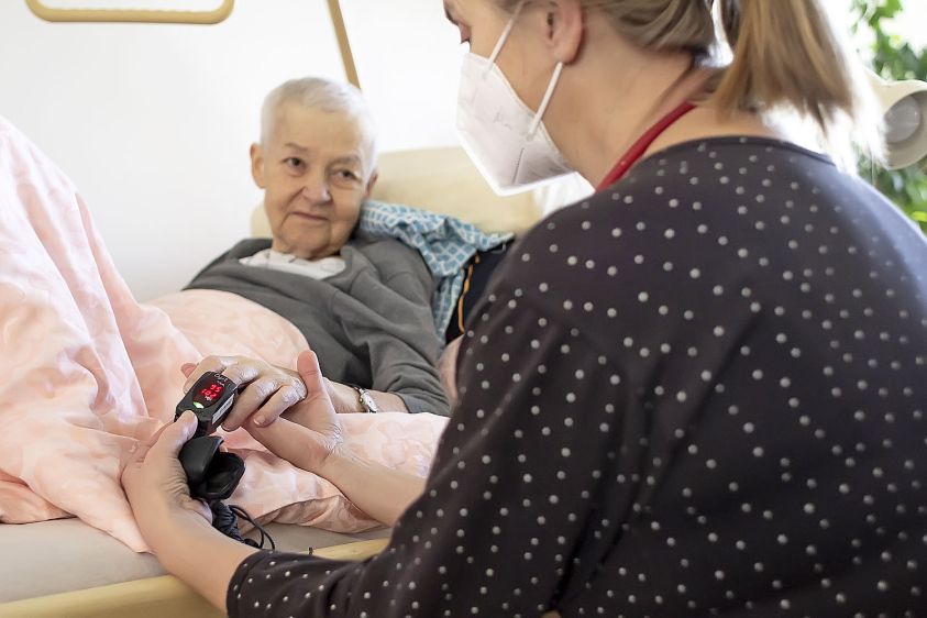 02-C01 PALIA Zdravotní sestra na návštěvě u pacienta domácího hospice_Cesta domů