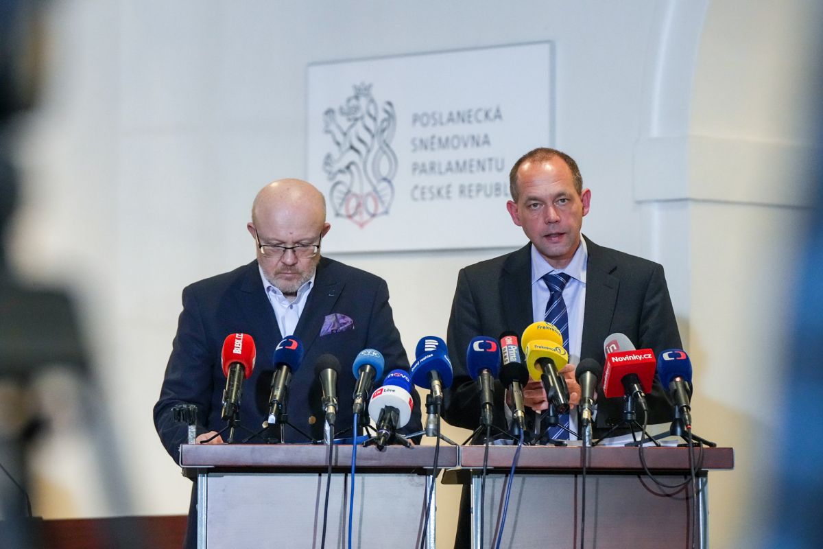Ministr zdravotnictví vicepremiér Vlastimil Válek a ministr pro místní rozvoj Petr Kulhánek po jednání vlády 11. 12. 2024, foto: Úřad vlády