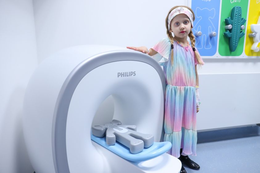 Malá pacientka představuje model Kitten Scanner, foto_FNMH