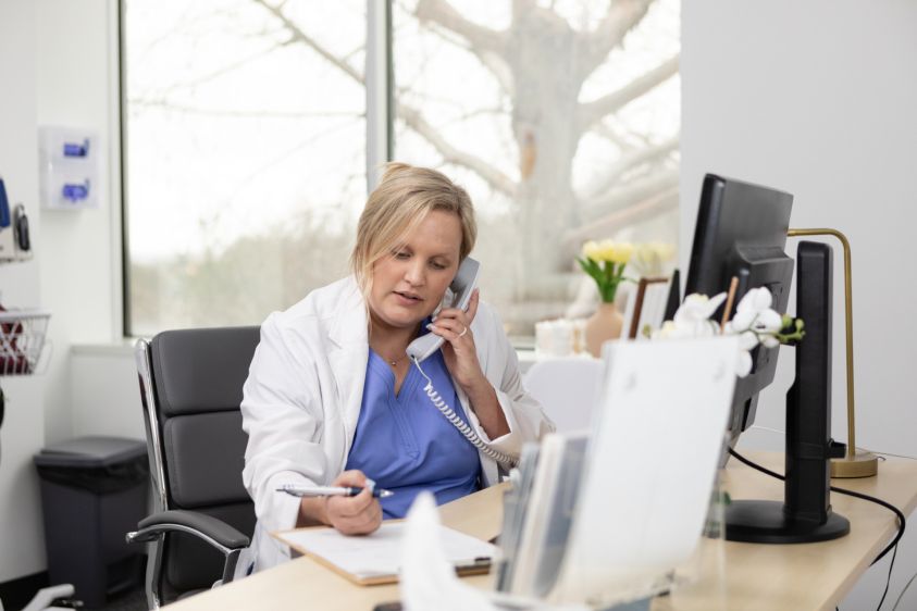 iStock-2148059207_sestra, teelefon, objednání