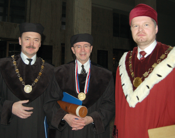 Promoce s udělením titulu doctor honoris causa Masarykovy univerzity prof. Patricku Walshovi (promotor prof. Pacík vlevo), 2007
