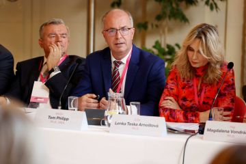 MUDr. Roman Kraus, MBA, MUDr. Tom Philipp, Ph.D., MBA, JUDr. Lenka Teska Arnoštová , Ph.D., Foto: Jiří Koťátko