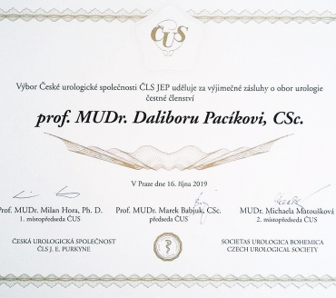 V roce 2019 bylo prof. Pacíkovi uděleno čestné členství České urologické společnosti ČLS JEP Zdroj: archiv autora
