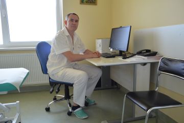 „Feminizace zdravotnictví je jednoznačný trend. Lékařské fakulty produkují 70 až 80 procent absolventek, a kdo se tomuhle rychle nepřizpůsobí – i v chirurgických oborech –, ten to nakonec prohraje,“ uvádí primář Interního oddělení Nemocnice Jablonec nad Nisou MUDr. Tomáš Vacek