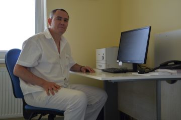 „Feminizace zdravotnictví je jednoznačný trend. Lékařské fakulty produkují 70 až 80 procent absolventek, a kdo se tomuhle rychle nepřizpůsobí – i v chirurgických oborech –, ten to nakonec prohraje,“ uvádí primář Interního oddělení Nemocnice Jablonec nad Nisou MUDr. Tomáš Vacek