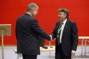 Viceprezident Zdeněk Mrozek gratuluje staronovému prezidentovi Milanu Kubkovi. Foto: J. Koťátko.